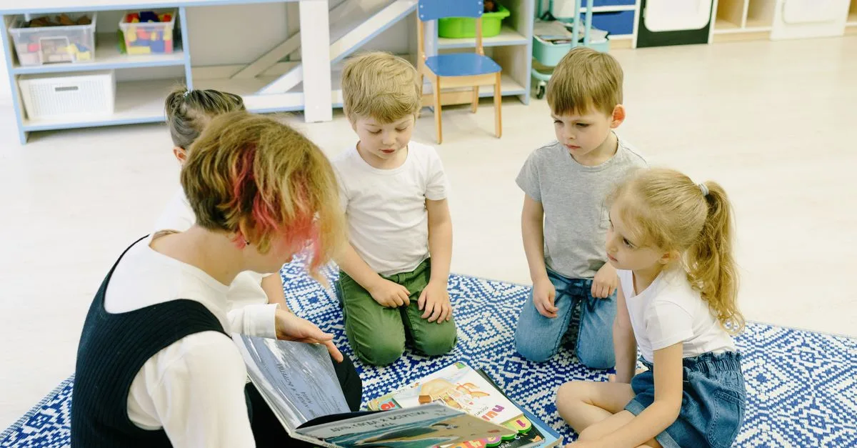 découvrez l'importance de la littératie précoce pour le développement des compétences en lecture et écriture chez les jeunes enfants.